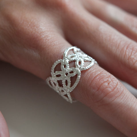 DELICATE SAND DOLLAR LACE RING {silver}