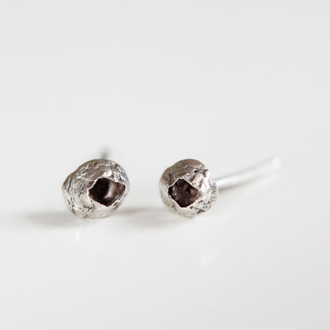 SMALL BARNACLE STUDS silver